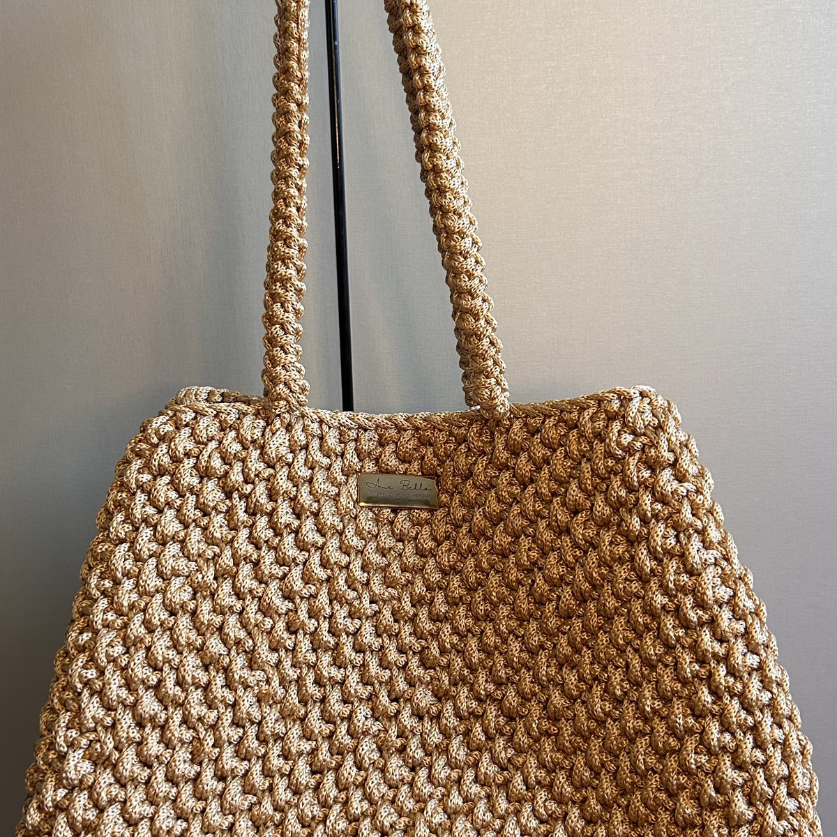 Bolsa artesanal Ane Bella com trama clara e corrente dourada