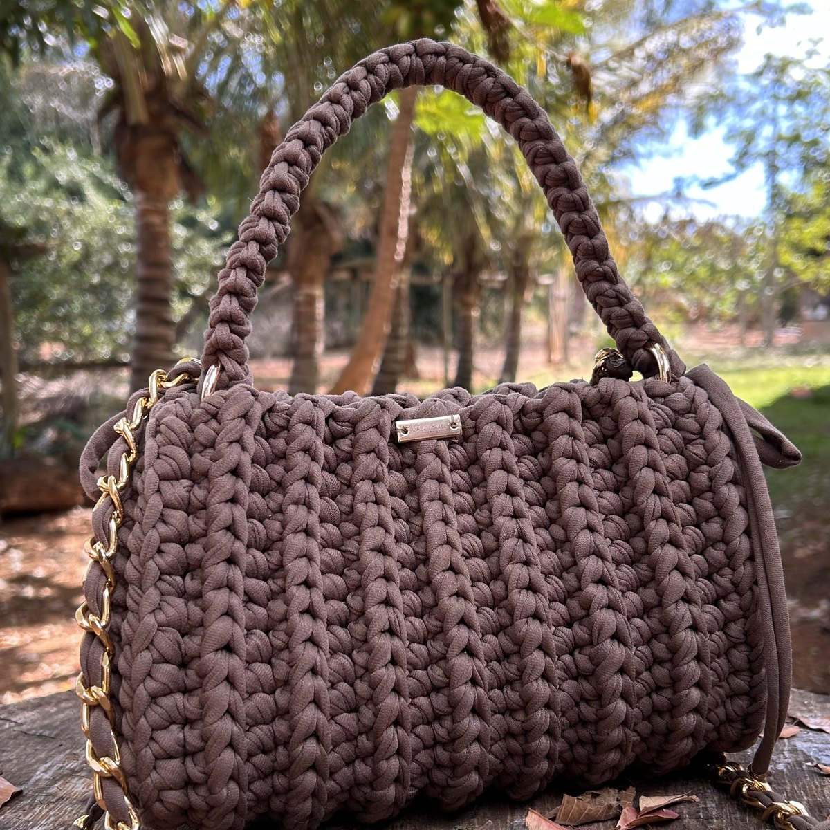 Bolsa artesanal marrom em ambiente natural