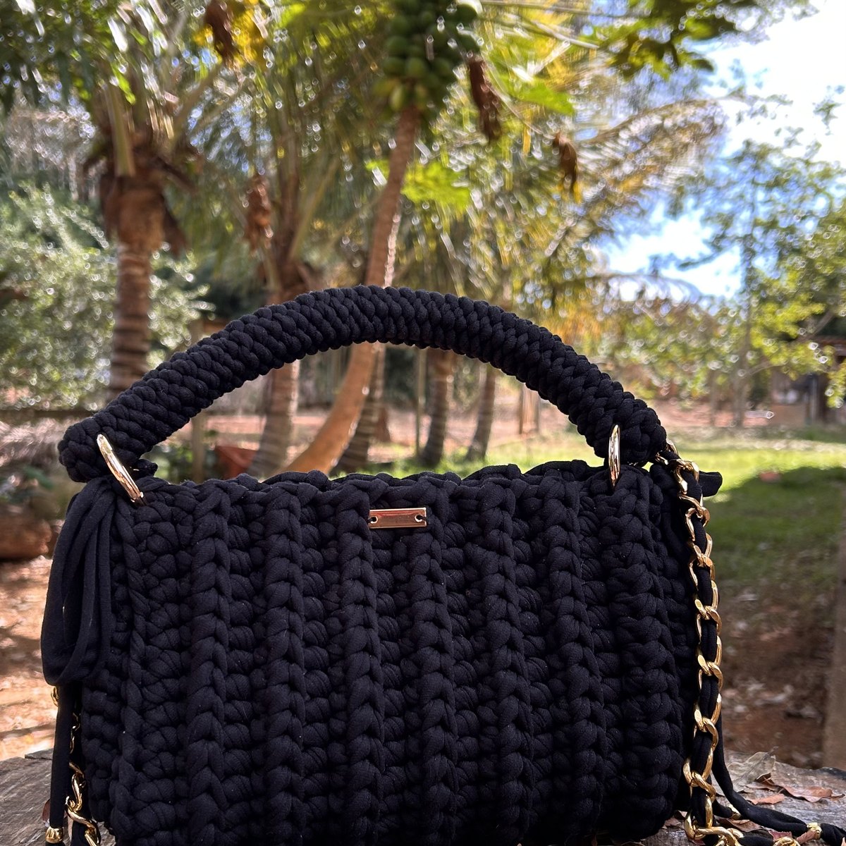 Bolsa artesanal preta em ambiente natural