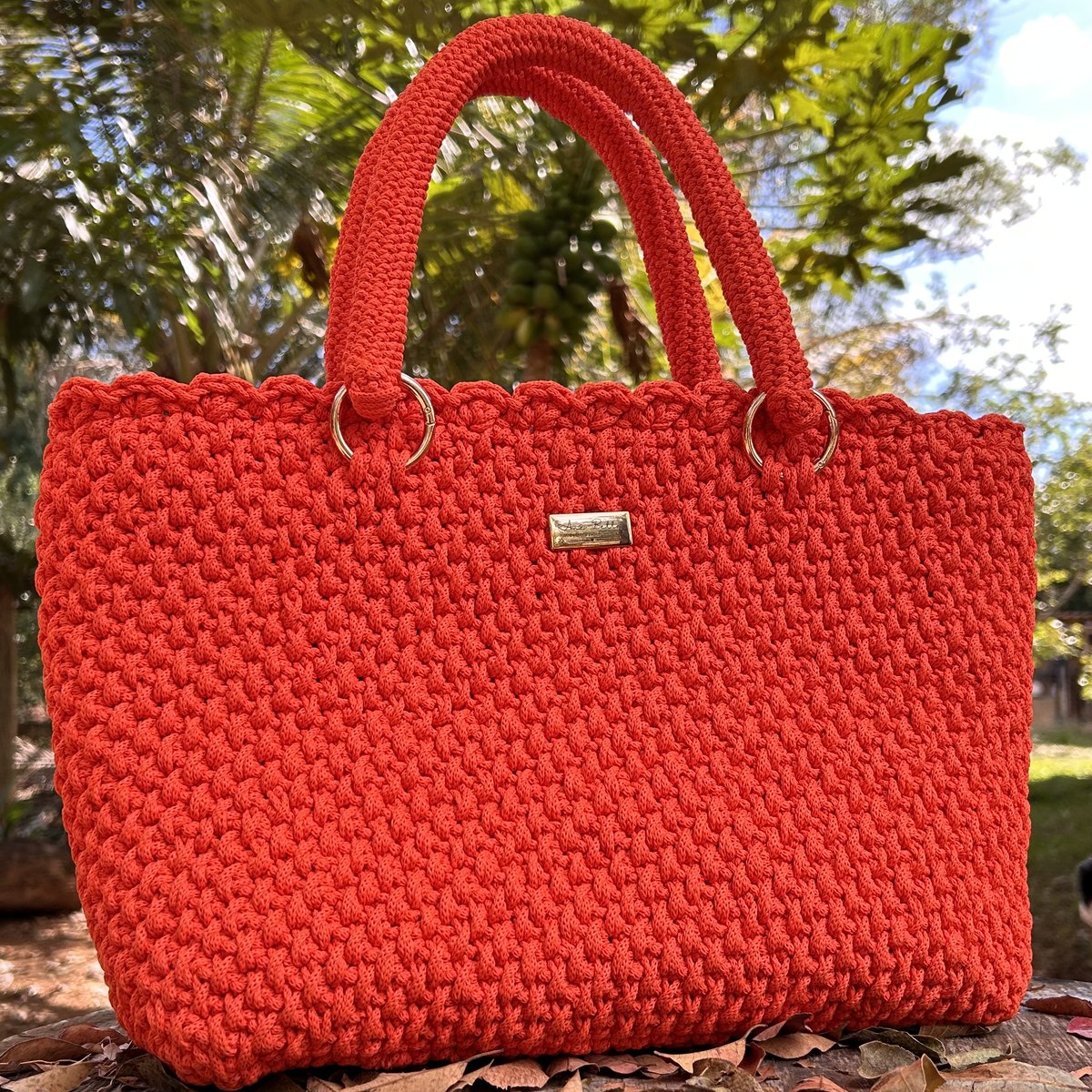 Bolsa artesanal terracota em ambiente natural